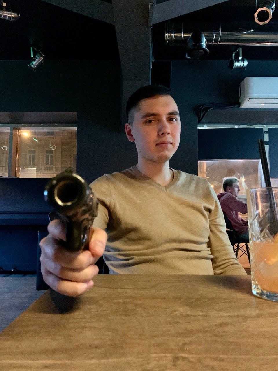 Максим с пистолетом