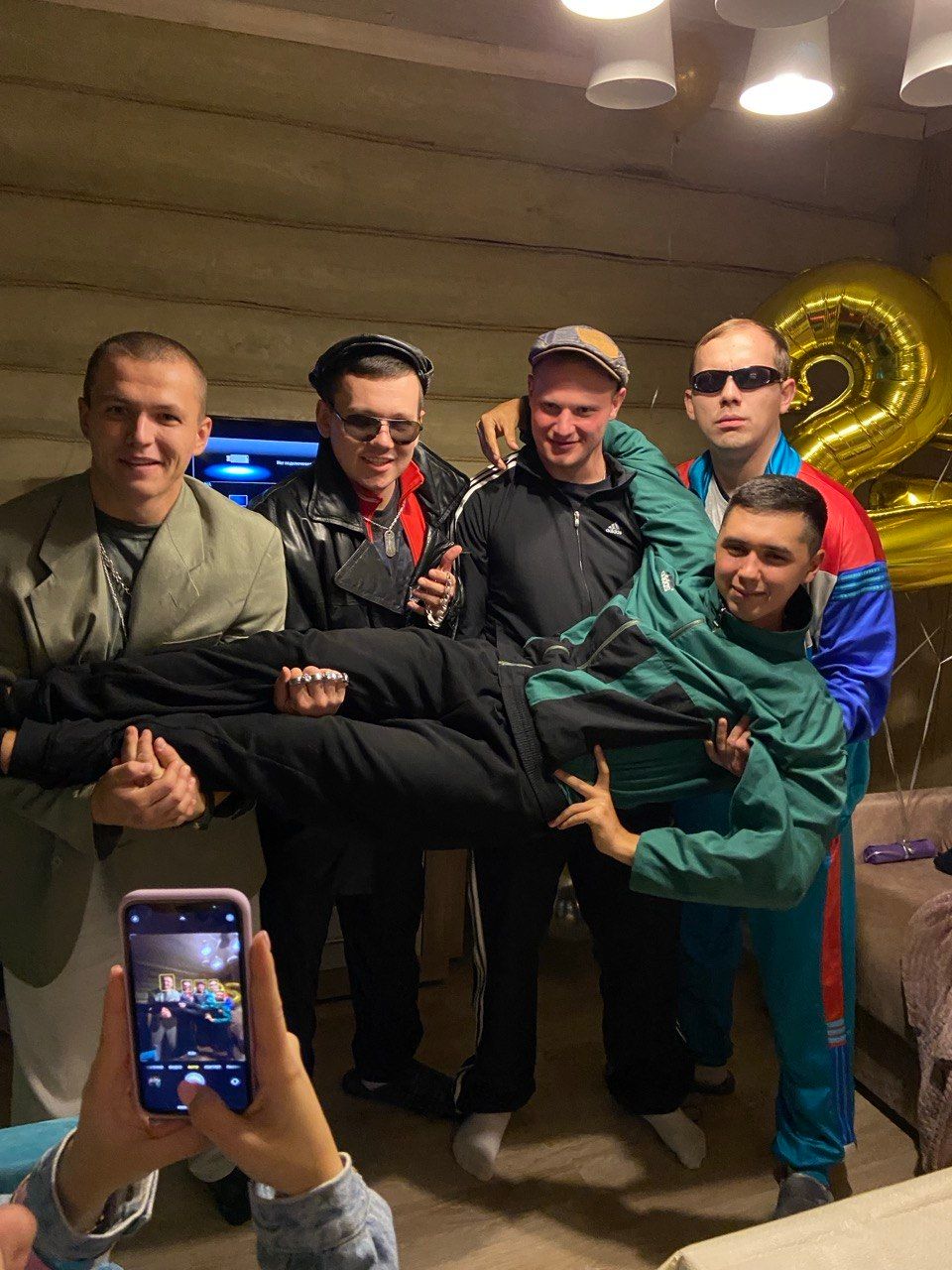 Друзья несут Максима на руках — лучший подарок это компания
